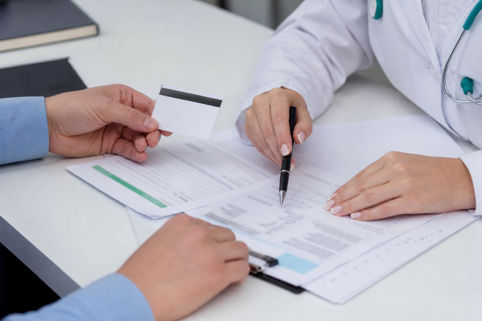 Operarse con seguro de gastos médicos: qué revisar antes de programar